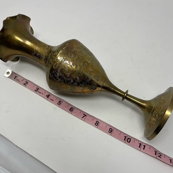 Vintage Pair of 2 Brass Engraved Scalloped Vases - Picture 5 of 6